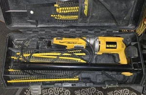 Pistola de tornillo de alimentación automática Dewalt Quik Drive 2000 con controlador DW275QB usada - Imagen 1 de 3