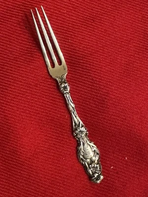 RARO TENEDOR DE FRESA ESTERLINA WHITING LILY 4 1/4” LARGO 1902 MARCA ANTIGUA FECHA DE PAT. Foto 1 de 3