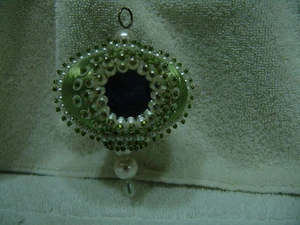 ADORNO VINTAGE CON CUENTAS VERDE LIMA HECHO A MANO 3 1/2 PULGADAS DE ALTO - Imagen 1 de 3