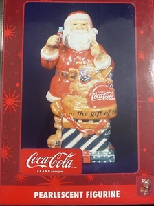 Coca Cola Weihnachtsmann Perlglanz Figur Das Geschenk des Durstes NEU  - Bild 1 von 4