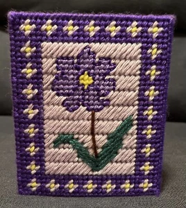 Handmade Needlepoint Plastic Canvas Tissue Box Cover -Fresh as a Daisy tbc - Picture 1 of 4