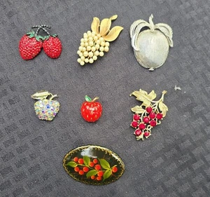 Lote de 7 broches vintage con temática de frutas pedrería madera esmaltada firmados sin firmar - Imagen 1 de 11