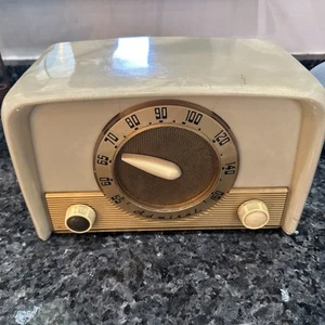 Vintage Admiral tube radio  5E23 (1950)(Plaskon tube table radio) - Picture 1 of 7