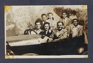 Postal RPPC de principios de 1900, foto familiar/grupo sentado en un coche antiguo - Imagen 1 de 2