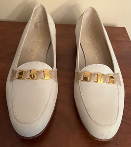 Zapatos planos Salvatore Ferragamo Italia marfil "suave mantequilla" gamuza para mujer 8,5 B - Imagen 1 de 15
