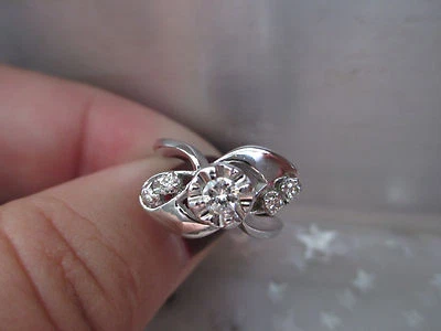 Anillo de diamantes naturales de 0,30 quilates de oro blanco de 14 quilates G.I.A. $995,00 Foto 1 de 4