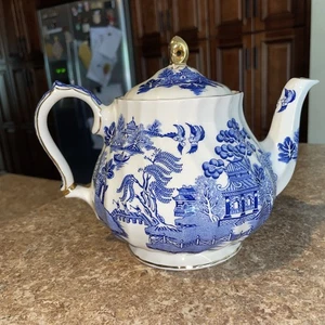 Sadler Blue Willow Teapot 4 Cup 8.5" Long x 6.5" Tall x5.5" Wide Made England - Picture 1 of 20
