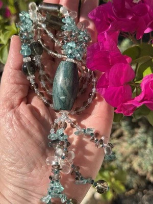 Collar Boutique Artesanal Humo Aqua y Cuentas de Cristal Transparente  Foto 1 de 4