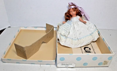 Muñecas Nancy Ann Storybook WEDNESDAY'S CHILD #182 muñeca con caja y papel e inserto Foto 1 de 4