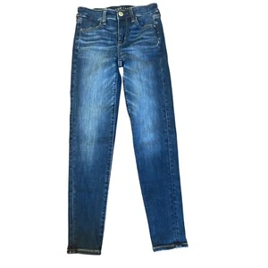 Pantalones de mezclilla American Eagle de tiro alto Next Level elásticos lavados oscuros talla 0 cortos - Imagen 1 de 10