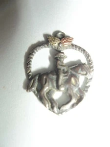 BLACK HILL COWGIRL ORO A CAVALLO IN UN CUORE - Foto 1 di 2