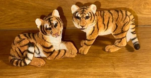 2 Safari Siberian Tiger Figurine Sitting And Laying Very Good Condition Resin - Picture 1 of 17