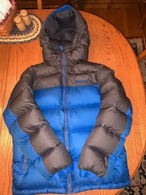 Marmot Kids направляющие вниз капюшон пуховик пальто 700 заполнения большой L синий черный изолированный - Изображение 1 из 4