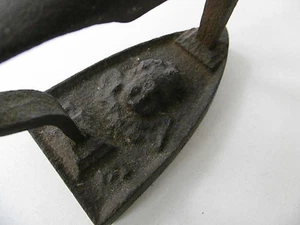 ANCIEN PETIT FER A REPASSER EN FONTE 10 CM - RUBANS/DENTELLE/ENFANT XIXè - Imagen 1 de 7