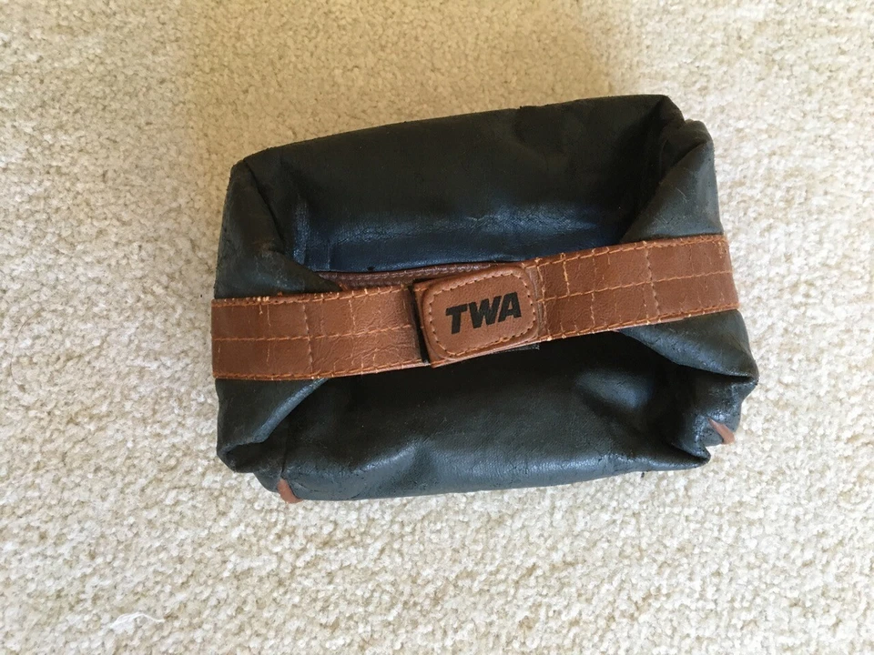 TWA TRANS WORLD AIRLINES EMBAJADOR ARTÍCULOS DE TOCADOR BOLSA DE VIAJE KIT DE AMENIDAD ESTUCHE CUERO Foto 1 de 1