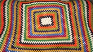 Manta de ganchillo tiro afgano multicolor arco iris rayas 67”x 57” vintage boho - Imagen 1 de 5
