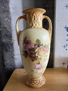 vaso/urna vintage 10,5” giallo crema con rose dipinte a mano, finitura opaca - Foto 1 di 5