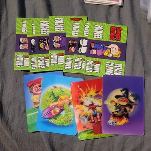 2014 GPK MÜLL EIMER KINDER BRANDNEUE SERIE BNS 2 Posten von 7 FOLDEES & 4 3d Karten - Bild 1 von 1