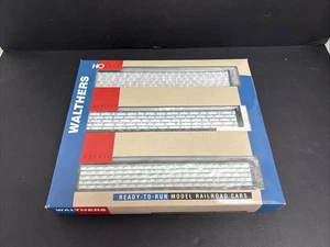 WALTHERS 932-34101 HO 72' CENTERBEAM FLAT CAR 3-PACK British Columbia Railroad - Picture 1 of 3