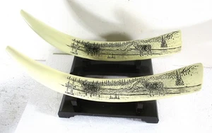 2 STESSI DISEGNI FINTO TRICHECO AVORIO SCRIMSHAWED CON CARIBÙ IN PAESAGGIO BOSCOSO COME NUOVO - Foto 1 di 6