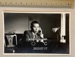 Hombre guapo chino en el trabajo, teléfono vintage en el extranjero - Imagen 1 de 2