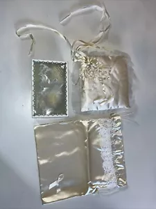 Almohada y bolsa de dinero/tarjeta vintage de satén, perlas y encaje para llevar anillos - Imagen 1 de 13