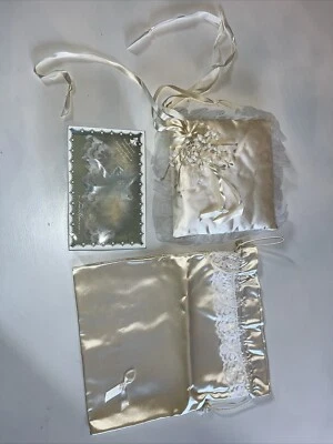 Almohada y bolsa de dinero/tarjeta vintage de satén, perlas y encaje con anillos Foto 1 de 4