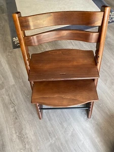 Stokke Tripp Trapp Kinderhochstuhl in Walnuss ( braun ) mit Gleitern - Bild 1 von 5