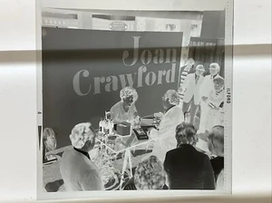 Joan Crawford Libro Firma Evento Mi Forma de Vida Foto Negativa Original - Imagen 1 de 4