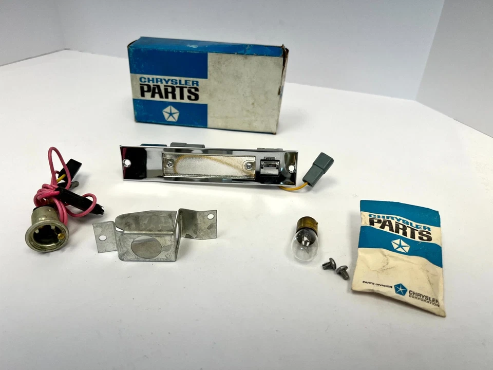Chrysler Newport 300 1965-1966 mapa y paquete de lámpara de cortesía NOS 2587077. Foto 1 de 3