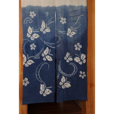 Mariposa y flor sobre azul Foto 1 de 4