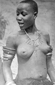 1940-1950 -  DIA  -  Akt -Exotische -   Frau -  Kunst    - schwarz /weiß Glasdia - Bild 1 von 1