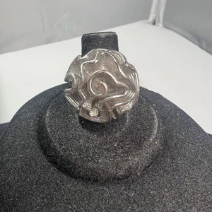 Beautiful 18K GE White Gold Electroplate Ruffled Ring  sz 7 - Picture 1 of 6