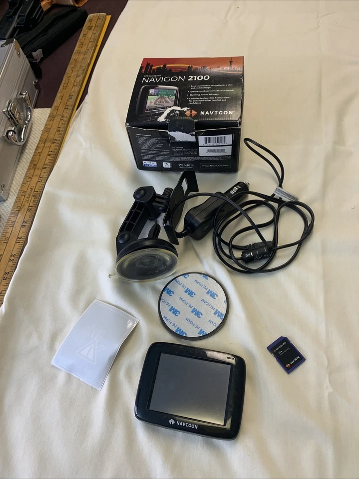 Navigon 2100 Automotive Touchscreen GPS - Image 1 of 4