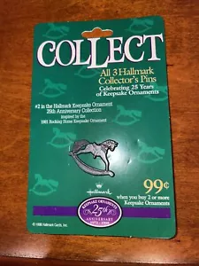 1998 Hallmark Andenken Ornament 25th Anniversary Collector Pin #2 Schaukelpferd - Bild 1 von 2