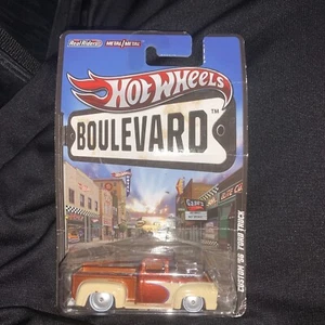 2011 Hot Wheels Premium Boulevard '56 Ford Truck Paket zeigt Gebrauchsspuren - Bild 1 von 4