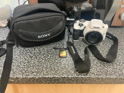 fujifilm finepix s8650 in white comes with 32gb card - Image 1 of 4