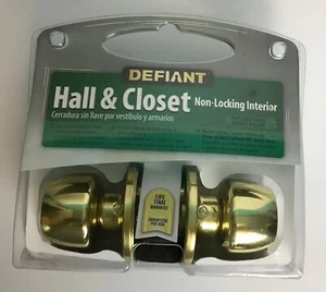 Perilla de puerta interior sin bloqueo de latón pulido Defiant Hall and Closet - Imagen 1 de 5
