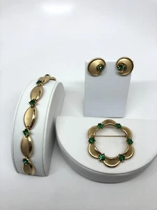 Crown Trifari Demi parure set Brooch Bracelet Earrings green stones - Picture 1 of 9