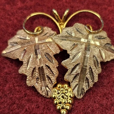 Colgante de oro 10K Black Hills de Landstrom's - Diseño de vid de uva, vintage 2 g Foto 1 de 4