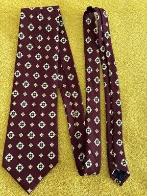Corbata estampada Burberry borgoña seda con diamantes 4" W x 57" L cosida a mano nueva sin etiquetas en EE. UU. Foto 1 de 4