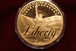 MONETA LIBERTY FREEDOM PLACCATA ORO, 40mm, COPIA TIMBRATA FANTASIA, NON REALE - Foto 1 di 2