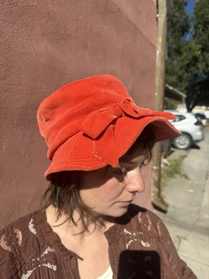 Sombrero cubo vintage de terciopelo de seda naranja con detalle de lazo mediano Foto 1 de 4