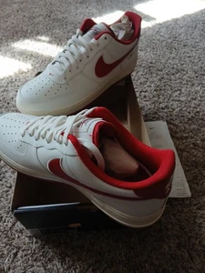 Nike Air Force 1 '07 Größe 12 Herrenschuhe Segel Fitnessstudio rot AF1 limitierte Auflage FV0392-101 - Bild 1 von 8