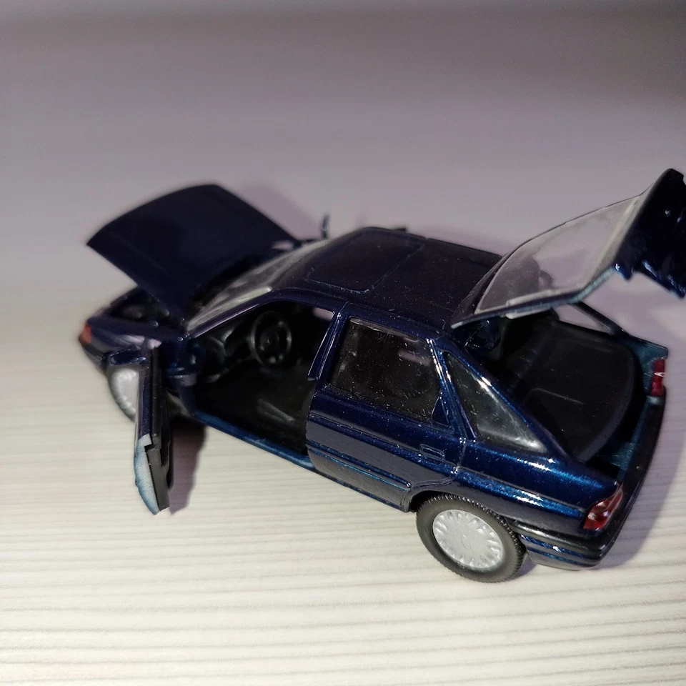 SHABAK 1/43 Ford Escort berlina Vintage Perfect condition Die Cast 4 Aperture - Immagine 1 di 4