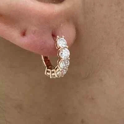 Pendientes Huggie Aro Moissanita Brillante Real Corte Redondo 2.20 Ct Oro Rosa 14K Foto 1 de 4
