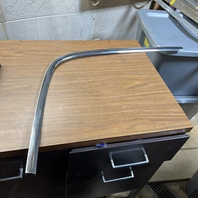 1965 1966 1967 Pontiac Grand Prix LH lateral e superior traseira acabamento de vidro #1 esquerdo - Imagem 1 de 4