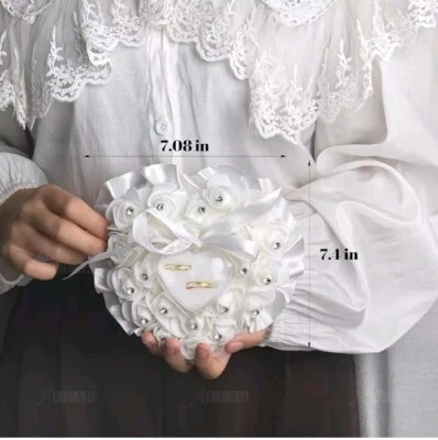 Almohada portadora de anillo de boda en forma de corazón Foto 1 de 4