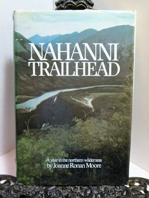Nahanni Trailhead A Year of Canadian Wilderness Living Survival Life Log Cabin Foto 1 de 4
