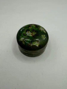 VINTAGE SMALL GREEN CLOISONNE ENAMEL FLORAL PILL CANISTER JAR BOX - Picture 1 of 6